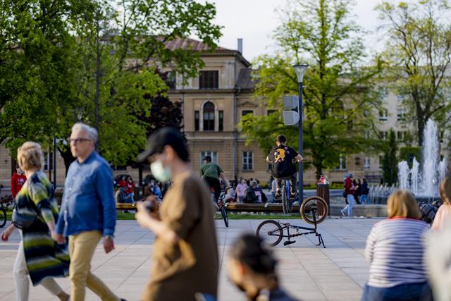 Mieszkanki i mieszkańcy Lublina przy codziennych aktywnościach na placu Litewskim