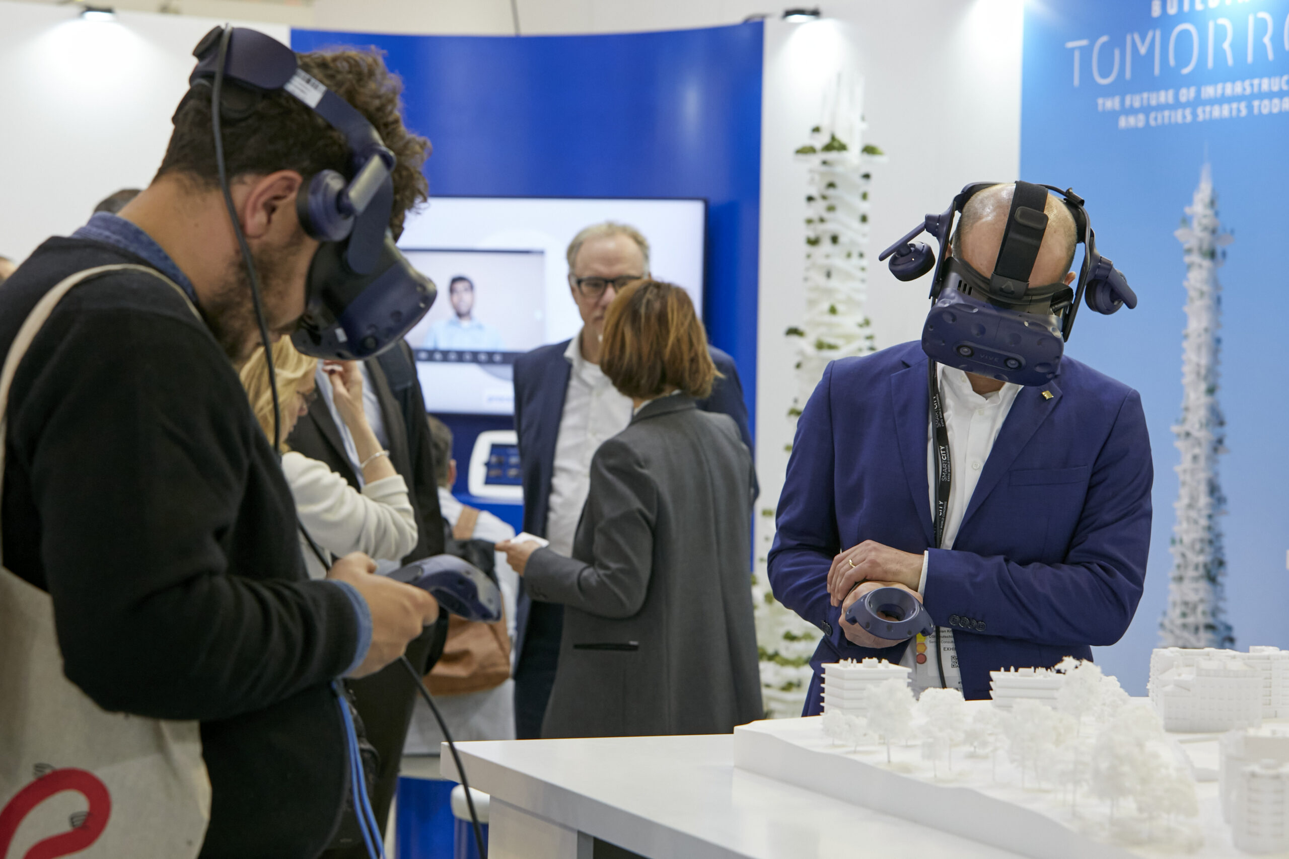 Uczestnicy Smart City Expo podczas testowania okularów wirtualnej rzeczywistości.